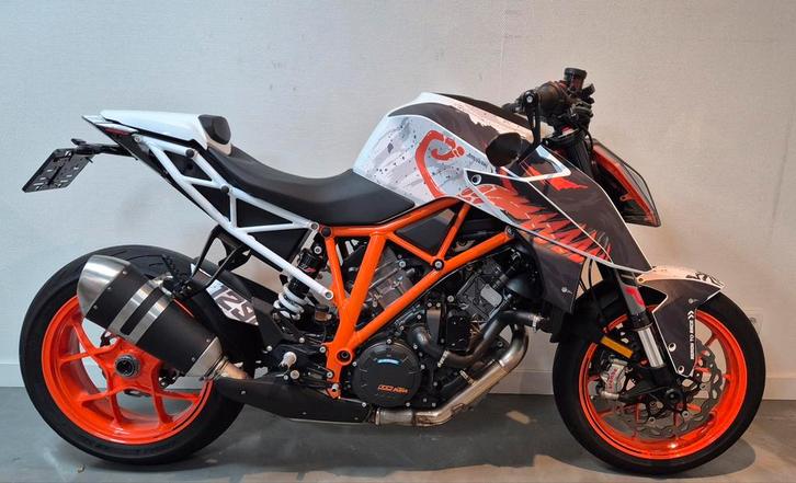KTM Superduke 1290
R sublieme staat 1ste eigenaar, Motoren, Motoren | KTM, Bedrijf, Naked bike, meer dan 35 kW, 2 cilinders, Motorrijbewijs A