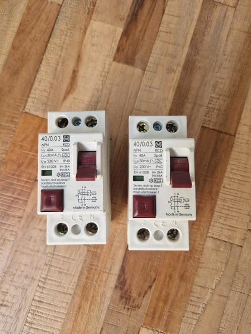 2 aardlekschakelaars en 3 automaten (verschillende merken), Hobby en Vrije tijd, Elektronica-componenten, Gebruikt, Ophalen of Verzenden