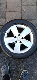 Skoda 16 inch lichtgewicht velgen, 2 banden zijn op., 16 inch, Zomerbanden, 205 mm, Ophalen of Verzenden