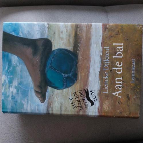 Lieneke Dijkzeul - Aan de bal, Boeken, Kinderboeken | Jeugd | 10 tot 12 jaar, Zo goed als nieuw, Ophalen of Verzenden