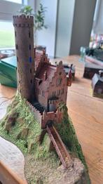 Fraai bewerkt kasteel met verlichting, Hobby en Vrije tijd, Modeltreinen | N-Spoor, Ophalen of Verzenden, Gelijkstroom of Wisselstroom