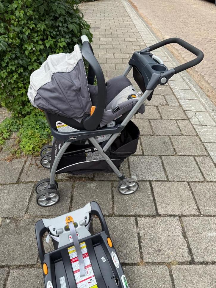 Chicco baby car seat + frame, Kinderen en Baby's, Autostoeltjes, Gebruikt, Chicco, 0 t/m 13 kg, Autogordel, Afneembare rugleuning
