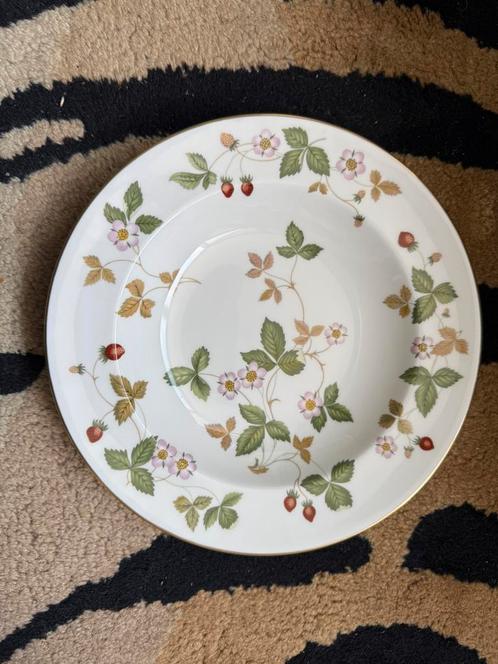 N.O.T.K. - Wedgwood wild strawberry servies set, Huis en Inrichting, Keuken | Servies, Zo goed als nieuw, Bord(en), Wedgwood, Porselein