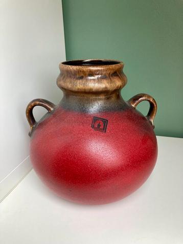 Ossenbloed rode vaas beschikbaar voor biedingen