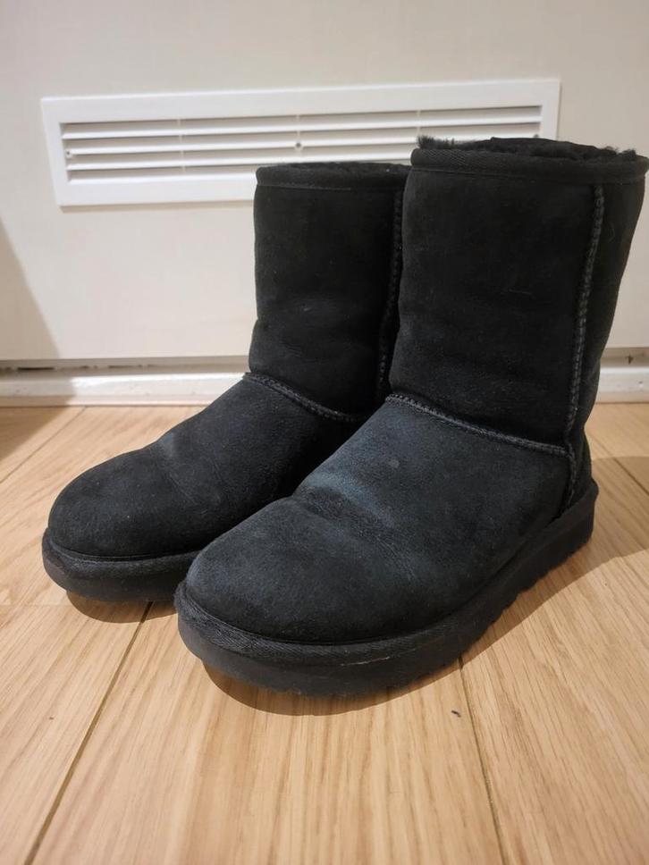 UGG classic short Black, Kleding | Dames, Schoenen, Zo goed als nieuw, Lage of Enkellaarzen, Zwart, Verzenden