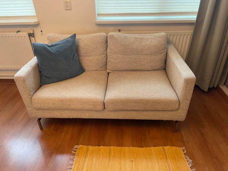 Beige 2 zits bank zoekt nieuwe billen €25,00, Huis en Inrichting, Banken | Bankstellen, Gebruikt, Rechte bank, Tweepersoons, 75 tot 100 cm