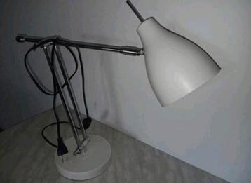 BUROLAMP / Bureaulamp retro

Stevige voet.
Zgan vaste prijs  beschikbaar voor biedingen