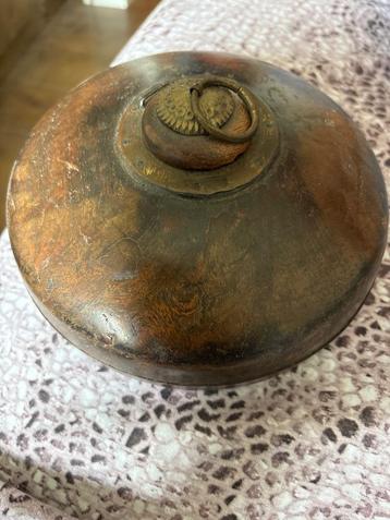 Oude tabaks pot sier object beschikbaar voor biedingen
