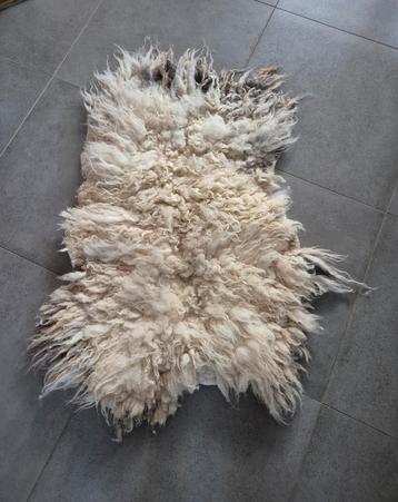 Schapenvacht gevilt beschikbaar voor biedingen