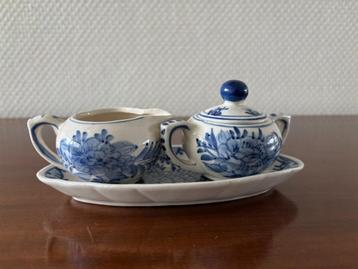 Vintage miniatuur roomstel Delfts blauw, driedelig. beschikbaar voor biedingen