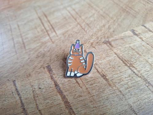 1 Leuke pin Kat met verjaardagsmuts te koop, Verzamelen, Speldjes, Pins en Buttons, Nieuw, Speldje of Pin, Dier of Natuur, Ophalen of Verzenden