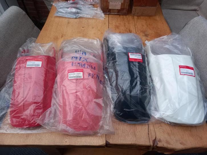 NOS Honda MTX R2 Achterspatbord - Zeldzame Kleuren!, Auto-onderdelen, Carrosserie en Plaatwerk, Spatbord, Honda, Achter, Nieuw