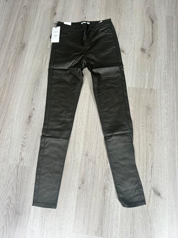 Nieuwe stretch leren broek maat 38 beschikbaar voor biedingen