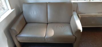 Als nieuw! 2 zits bank, leer, taupekleur. beschikbaar voor biedingen