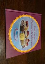 Kookboek: Petits fours, Macarons & Whoopies, Ophalen of Verzenden, Zo goed als nieuw, Europa, Taart, Gebak en Desserts