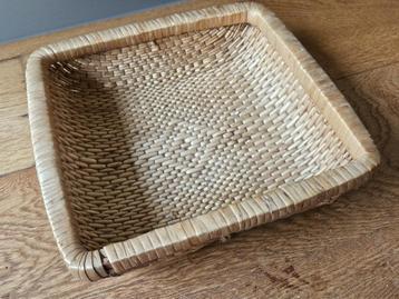 Rieten fruitschaal vintage  beschikbaar voor biedingen