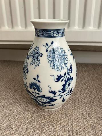 Vaas Hutschenreuther wit met blauw beschikbaar voor biedingen