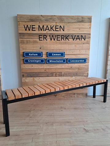 Beuken bank op stalen frame beschikbaar voor biedingen