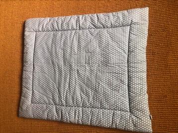 In een koop: 2 boxkleden (1 stof en 1 plastic) beschikbaar voor biedingen