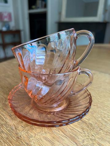 Set v 2 Vintage Arcoroc Rosaline roze kopjes en schoteltjes beschikbaar voor biedingen