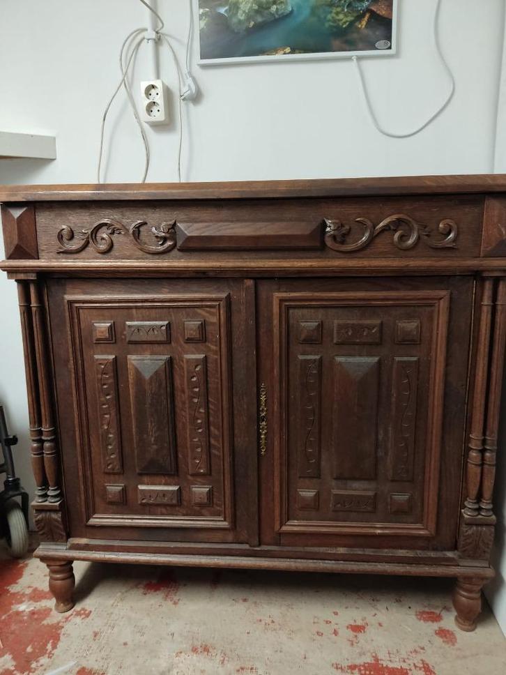 Oud eiken kastje met fraai houtsnijwerk, Antiek en Kunst, Antiek | Meubels | Kasten, Ophalen