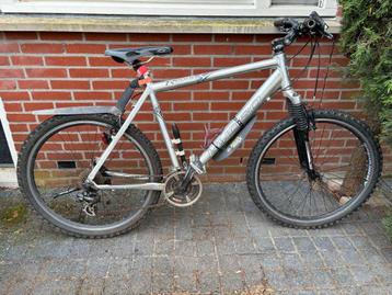 Mooie mountain bike in goede conditie. Moet weg beschikbaar voor biedingen