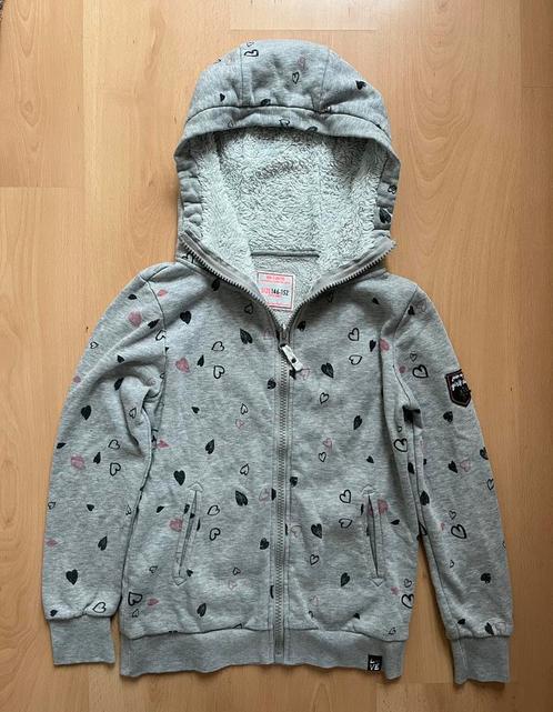 grijs hoodie vest hartjesprint en sherpa capuchon mt 146/152, Kinderen en Baby's, Kinderkleding | Maat 146, Zo goed als nieuw