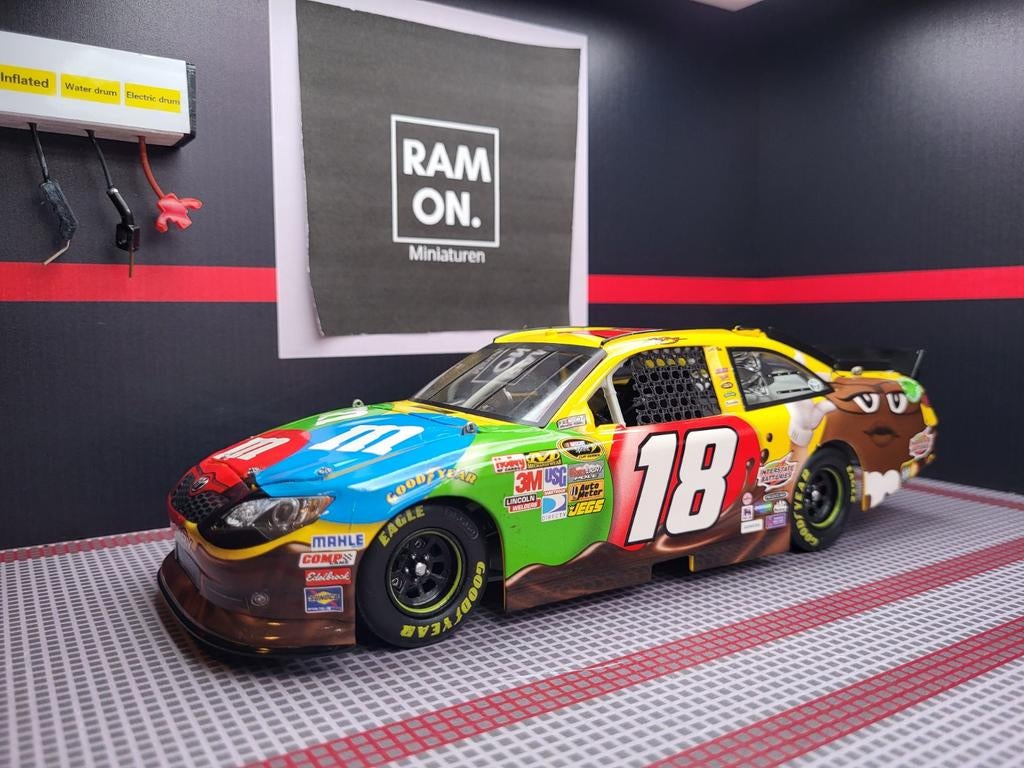 1/24 #18 Kyle Busch M&M's ARC 2012, Hobby en Vrije tijd, Modelauto's | 1:24, Ophalen of Verzenden, Zo goed als nieuw, Auto, Overige merken