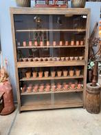 Grote antieke teakhouten vitrinekast met schuifdeuren, Ophalen of Verzenden, Zo goed als nieuw