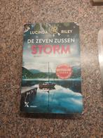 Storm ( de zeven zussen deel 2 ) // Lucinda Riley   (zgan), Ophalen of Verzenden, Zo goed als nieuw, Lucinda Riley, Amerika