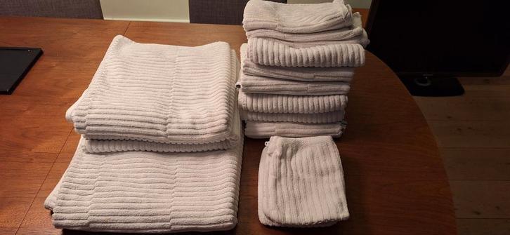 Handdoekenpakket: Groot, Bad, Hand & Gastendoekjes, Huis en Inrichting, Badkamer | Badtextiel en Accessoires, Handdoek, Wit, Ophalen of Verzenden