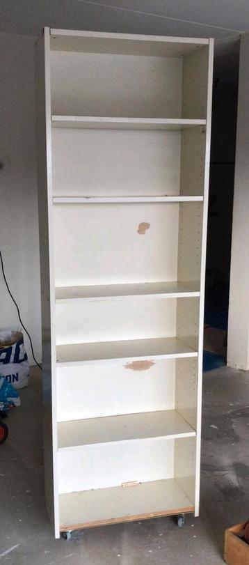Oude Billy kast op wieltjes, opknapper of voor een berging beschikbaar voor biedingen