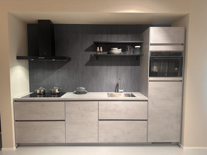 VERKOCHT Complete Showroom Keuken Betongrijs!, Huis en Inrichting, Keuken | Complete keukens, Nieuw, Enkelwandige keuken, Kunststof