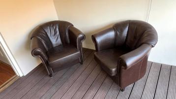 Gratis: Twee Chesterfield clubfauteuils in lederlook beschikbaar voor biedingen