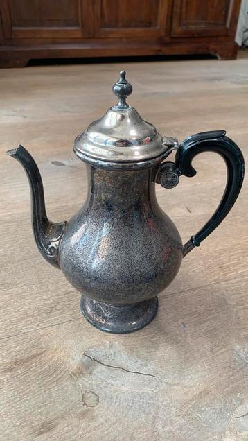 Antieke verzilverde thee-, koffiepot beschikbaar voor biedingen