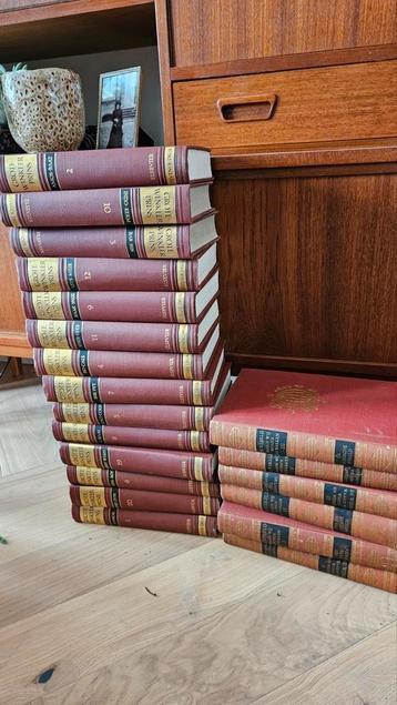 Oude boeken, mooi als decoratie in kantoor beschikbaar voor biedingen