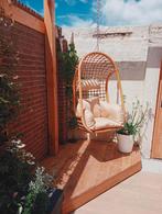 Rotan hangstoel, hangei met beige kussen, Tuin en Terras, Tuinstoelen, Ophalen, Zo goed als nieuw, Rotan