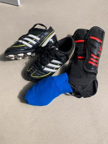 Voetbalschoenen Adidas mt 30 en beenbeschermers beschikbaar voor biedingen
