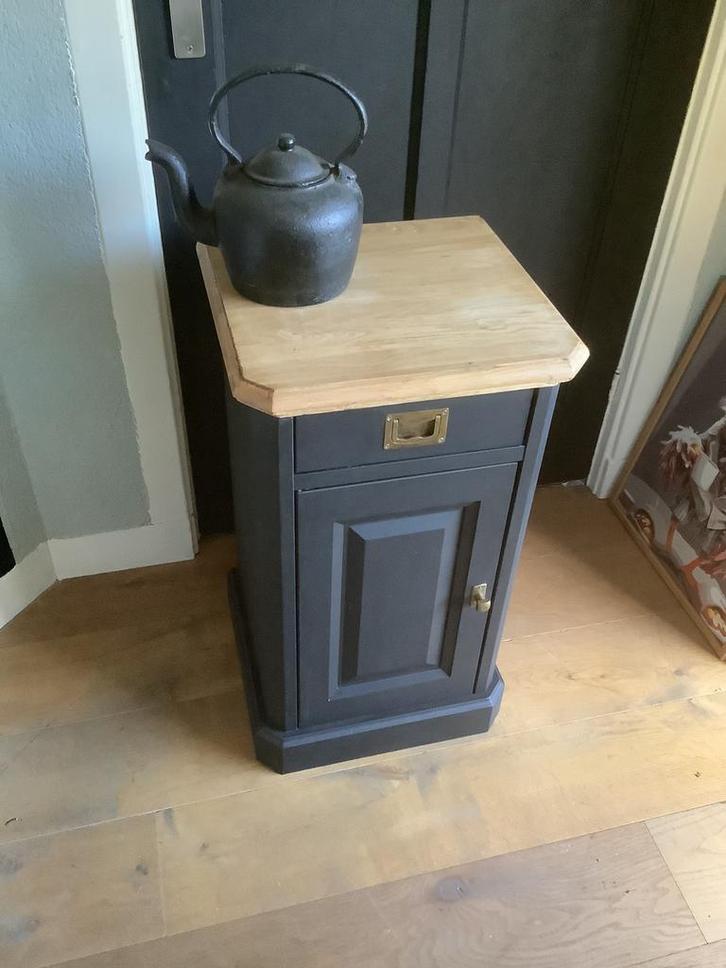 Kastje nachtkastje matzwart eiken blad vintage 55€, Huis en Inrichting, Slaapkamer | Nachtkastjes, Zo goed als nieuw, Ophalen