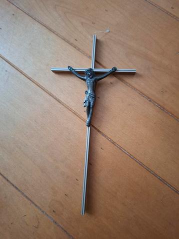 Kruisbeeld met Christusfiguur beschikbaar voor biedingen