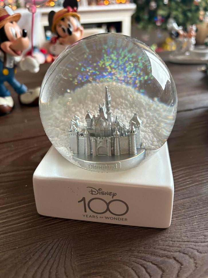 Disney 100 jaar Anaheim kasteel snowglobe, Verzamelen, Disney, Zo goed als nieuw, Beeldje of Figuurtje, Overige figuren, Ophalen of Verzenden