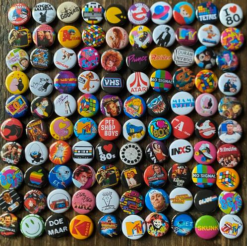100x 25mm buttons met THEMA JAREN 80 GRATIS VERZENDING, Verzamelen, Speldjes, Pins en Buttons, Zo goed als nieuw, Button, Verzenden