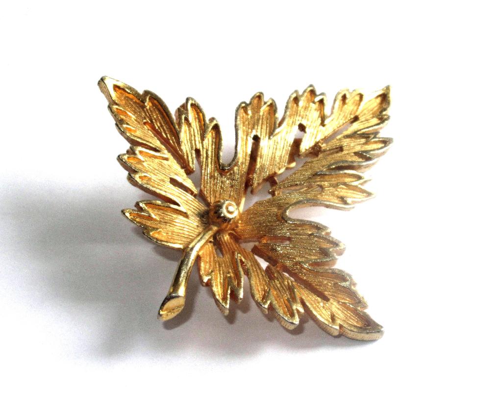 Mooie vergulden broche bladertje., Ophalen of Verzenden, Zo goed als nieuw, Overige materialen