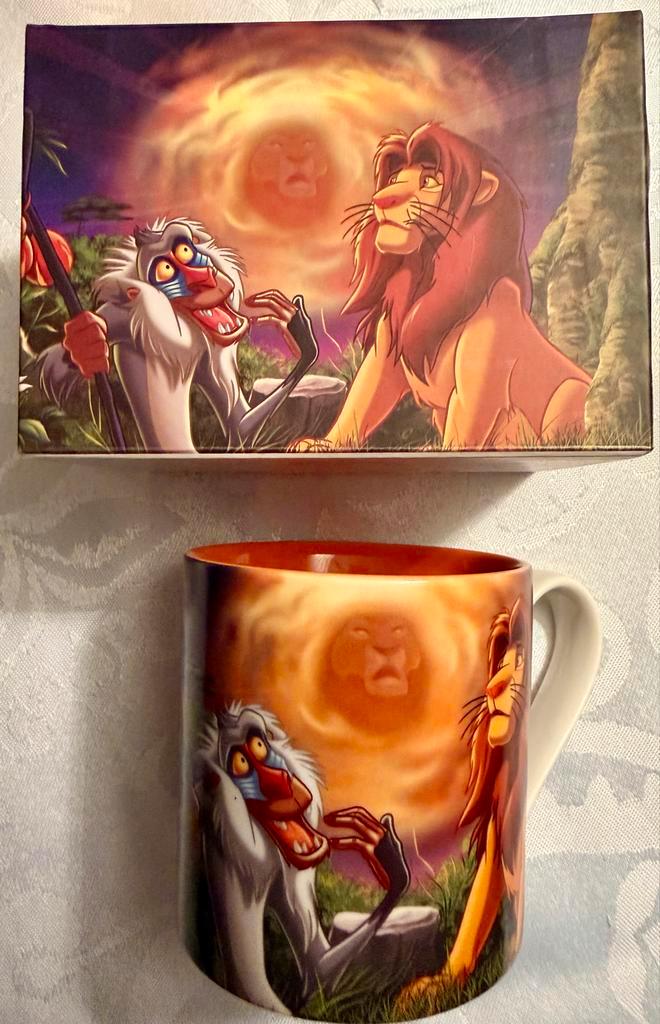 Lion King Koffiemok - Disney Klassieker!, Huis en Inrichting, Keuken | Servies, Zo goed als nieuw, Kop(pen) en/of Schotel(s), Overige stijlen