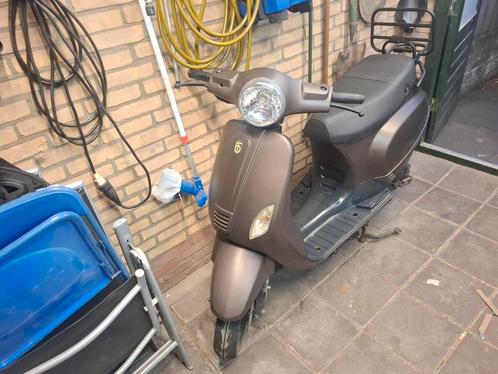 BTC Riva 2017 in nette staat, moet snel weg + 2 helmen, Fietsen en Brommers, Snorfietsen en Snorscooters, Zo goed als nieuw, Overige merken