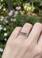 Fijn 9 karaat geelgouden ringetje met echte saffier, Ophalen of Verzenden, Zo goed als nieuw, 17 tot 18, Dame