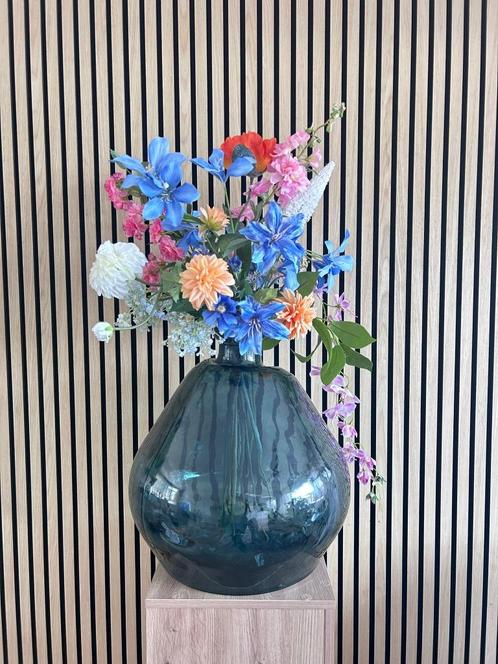Luxe kunstboeket in stijlvolle glazen vaas, Huis en Inrichting, Woonaccessoires | Kunstplanten en Kunstbloemen, Nieuw, Binnen