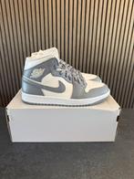 Nike Air Jordan 1 Mid Stealth (W) - Maat 38, Kleding | Dames, Schoenen, Nike Air Jordan, --, Nieuw, Ophalen of Verzenden