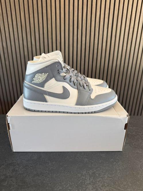 Nike Air Jordan 1 Mid Stealth (W) - Maat 38, Kleding | Dames, Schoenen, Nieuw, Sneakers of Gympen, Grijs, Ophalen of Verzenden