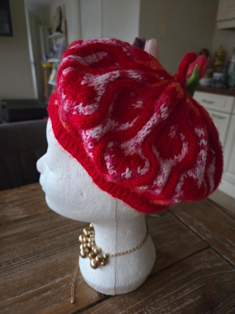 Handgebreide baret – rood/roze – uniek, Ophalen of Verzenden, Nieuw, Maat 38/40 (M), Muts